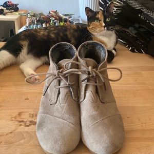 Slight discoloration  Tan comfortable booties